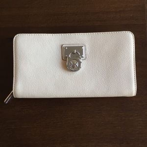 Michael Kors Cream Wallet - Like New